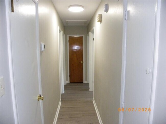 Building Photo - 929 N Willowick Dr