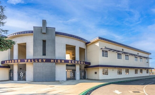 Building Photo - Beautiful Townhome in the Heart of Pleasanton