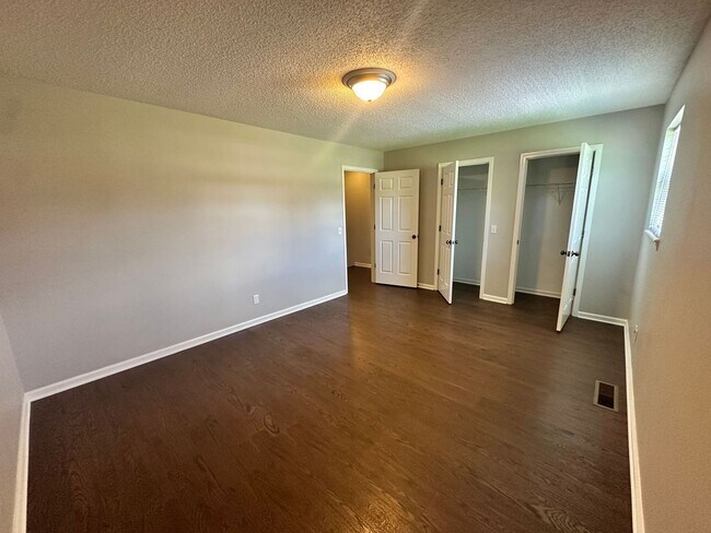 Building Photo - 904 Southwood Dr