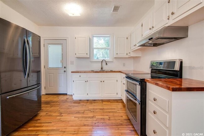 Building Photo - 1028 NE 7th Ave