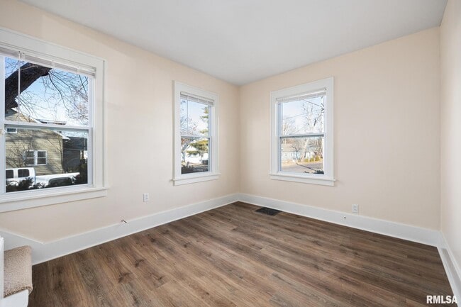 Building Photo - 400 E Virginia Ave