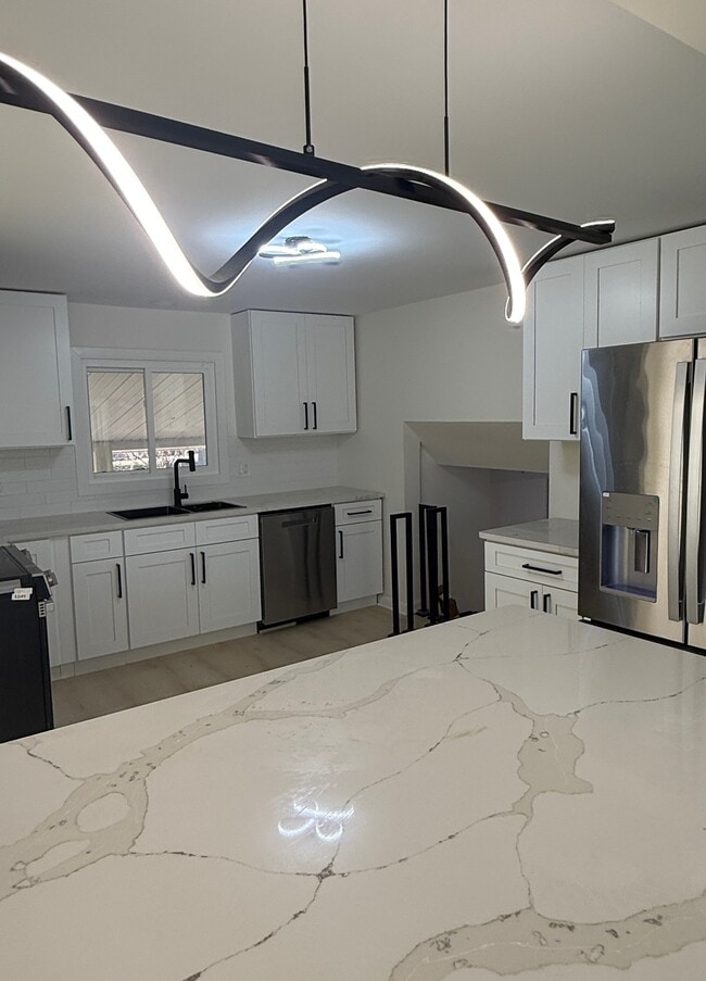 Building Photo - 4300 Fairfield Dr