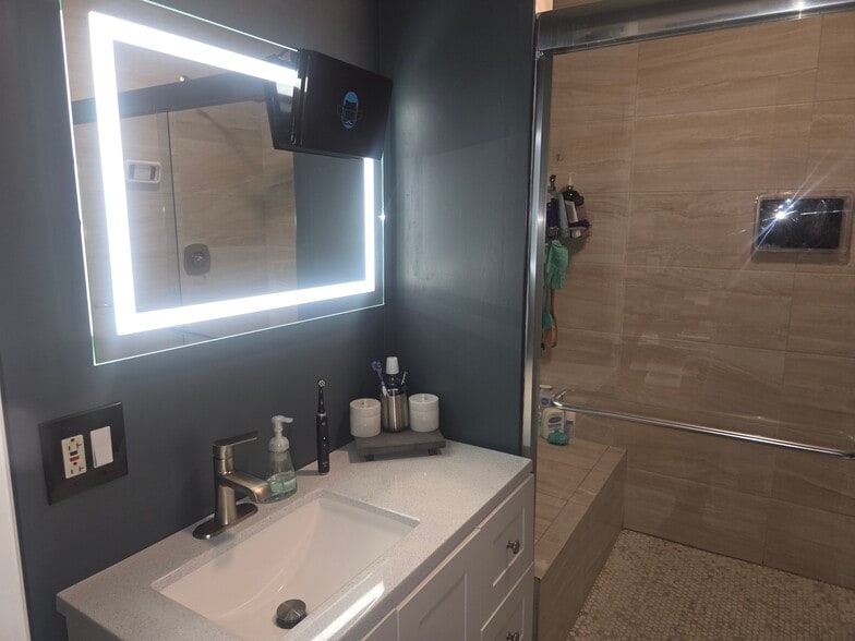 Building Photo - 2557 W Superior St