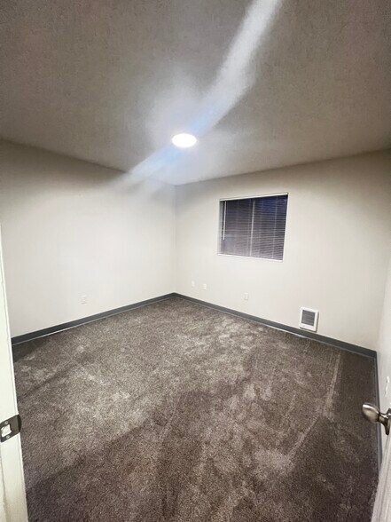 Building Photo - 511 W Brown Ave