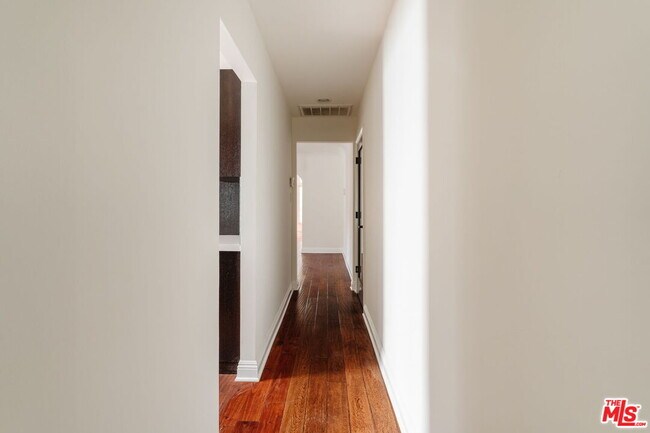 Building Photo - 8561 Rugby Dr