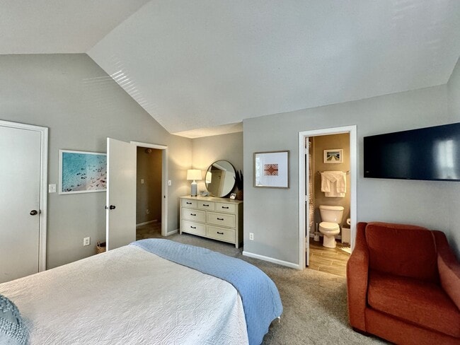 Building Photo - 2-Bedroom Condo Ready 08-01-24! Community ...