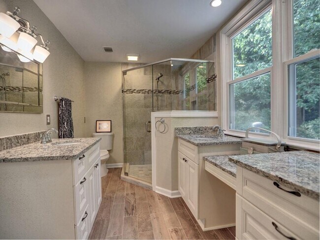 Building Photo - 4512 Woodlawn Lake Dr