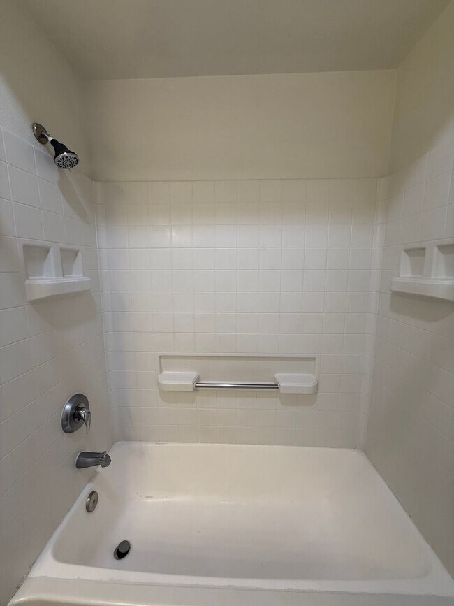 Building Photo - Spacious 1 bed 1 bath condo with loft Available now!