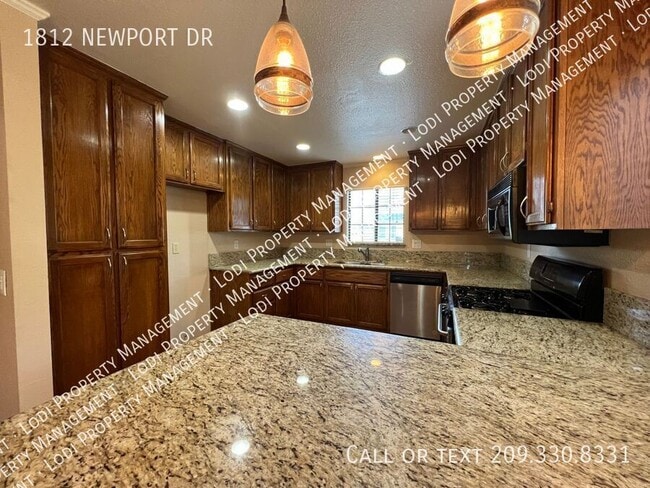 Building Photo - 1812 Newport Dr