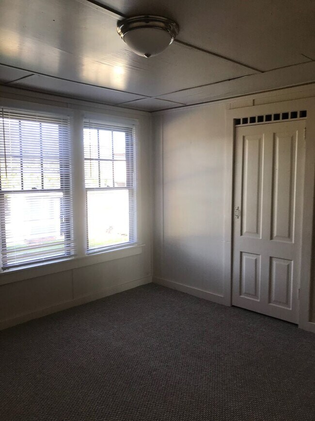 Building Photo - Country Living