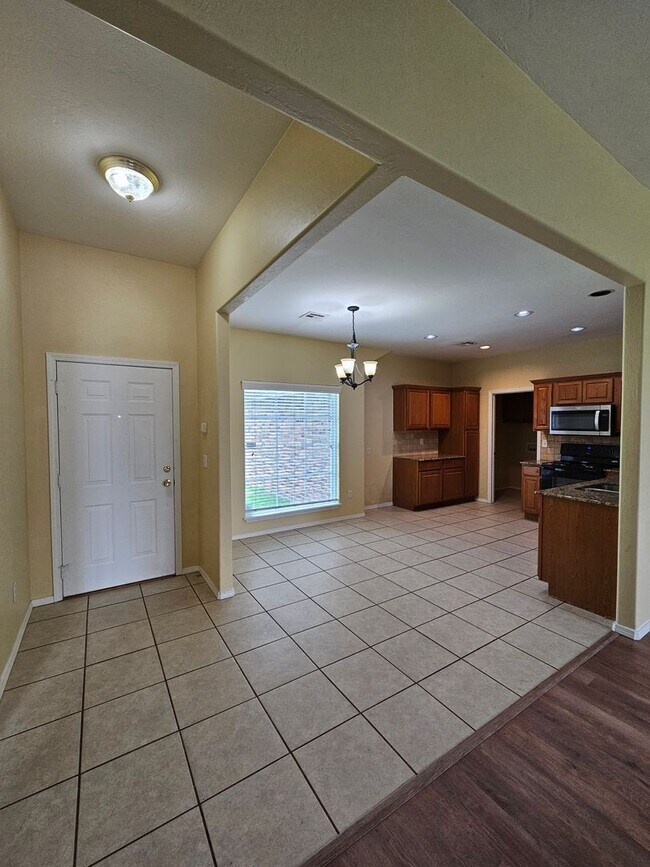 Building Photo - Moore Rental! Available NOW!