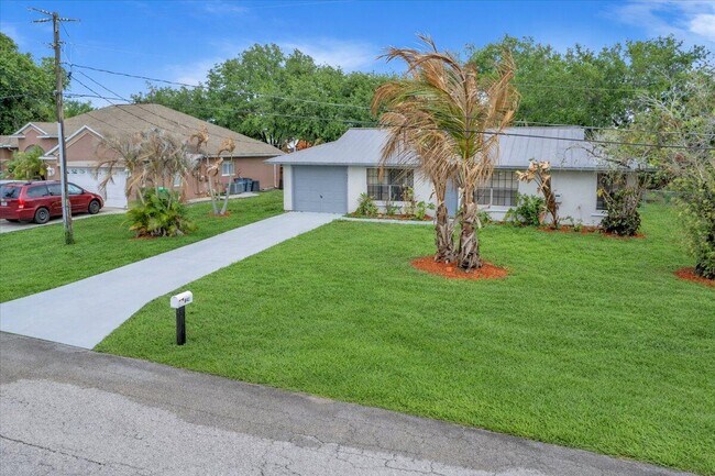 Building Photo - 841 NW Riverside Dr