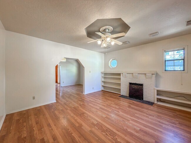 Building Photo - * Move-In Special * Charming Fort Smith Ho...