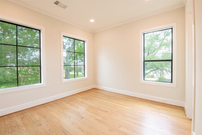 Building Photo - 1507 Martin St