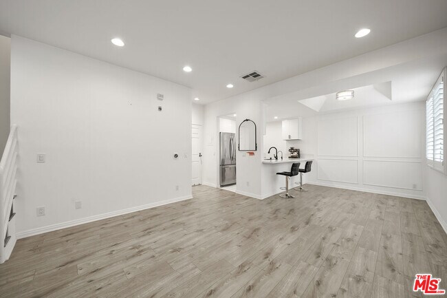 Building Photo - 812 N Hudson Ave