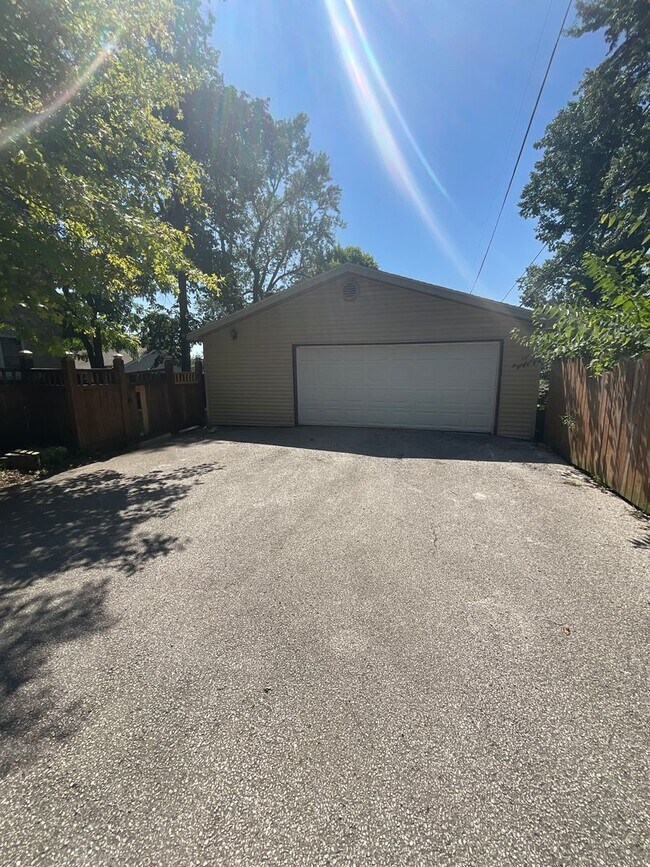 Building Photo - ****AVAILABLE AUGUST 2027**** Large 3 bed, 3 bath House with fenced yard