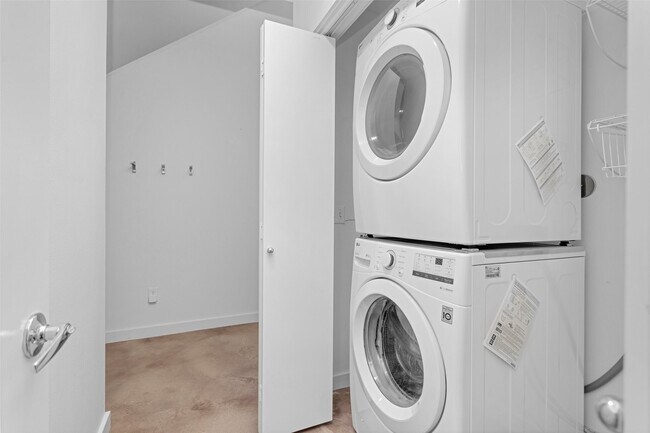 Building Photo - 5105 Lillian St