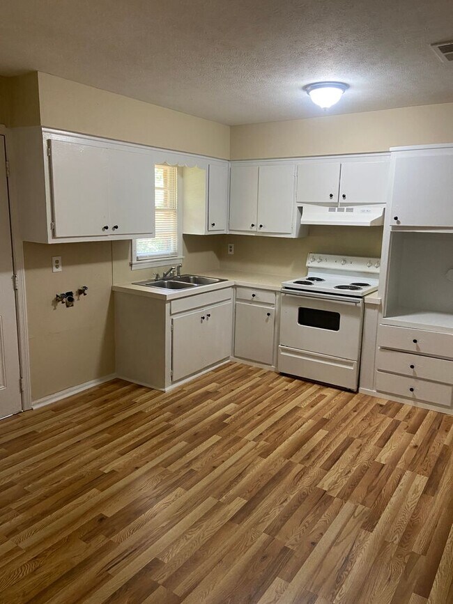 Building Photo - **AVAILABLE NOW**3 bedroom / 1 bathroom Home for Rent in Columbus, GA***