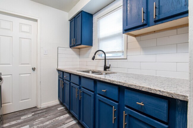 Building Photo - 802 N Minnesota St