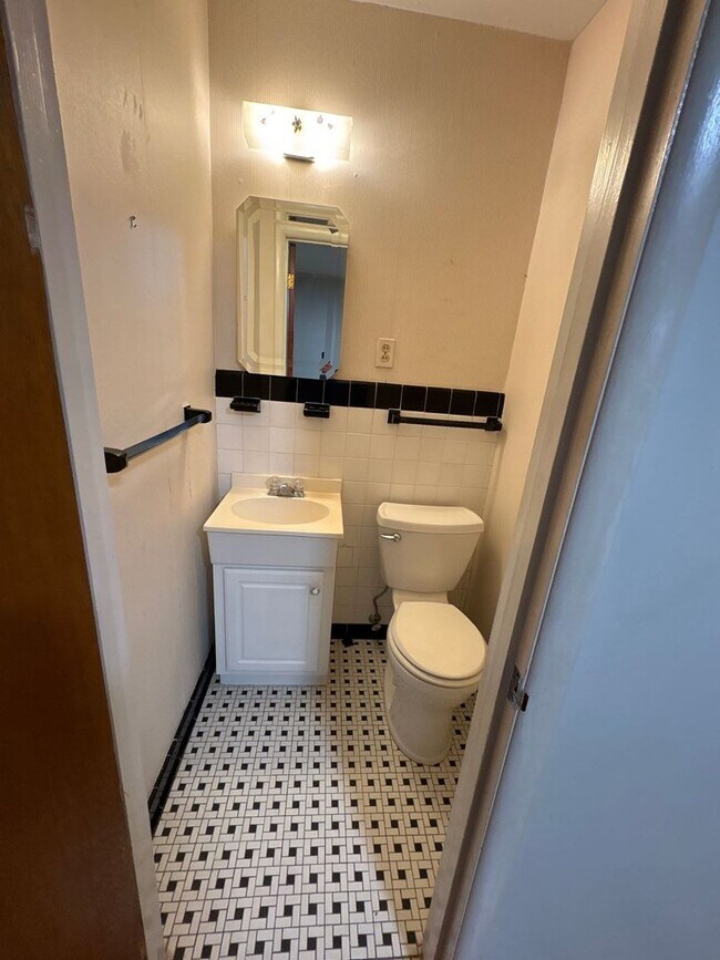 Building Photo - Newly Renovated Home - East Memphis