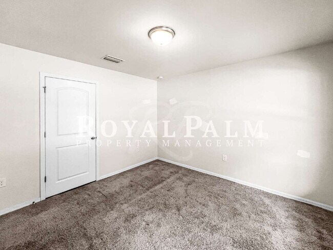 Building Photo - 4BR/2BA Duplex Living in Vistanna Villas + Washer & Dryer! — Space, Style, and Laundry Convenienc...