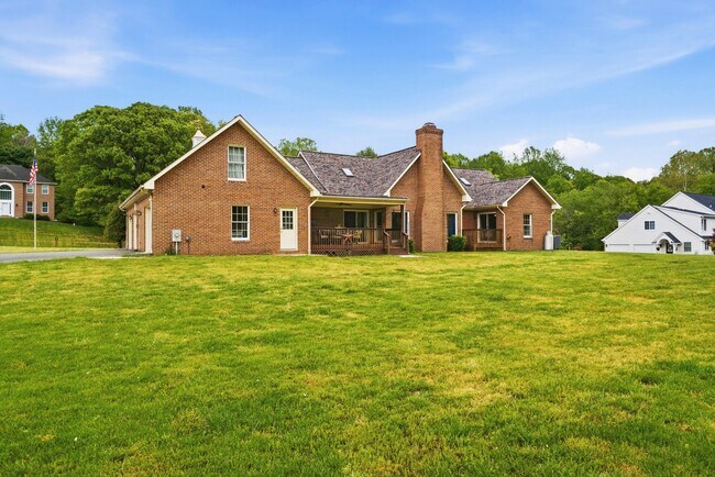 Building Photo - 1126 Somerset Ln