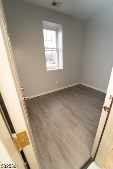 Building Photo - 331 Straight St