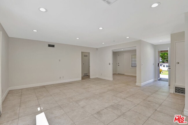 Building Photo - 6421 Franrivers Ave