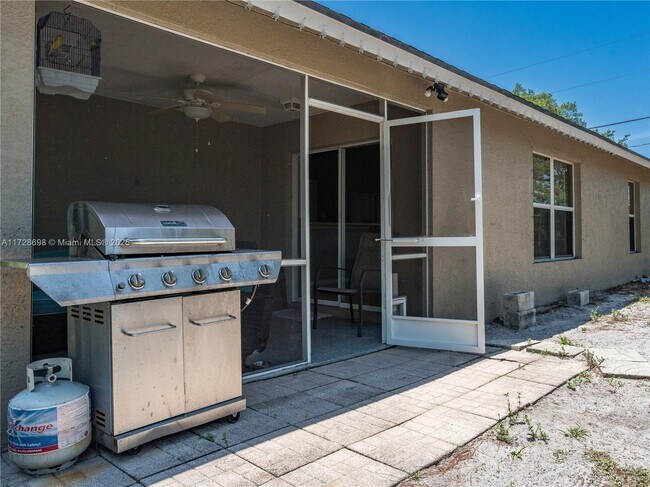 Building Photo - 949 SW Longfellow Rd