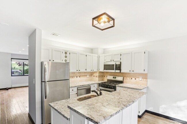 Building Photo - 6 Pheasant Walk