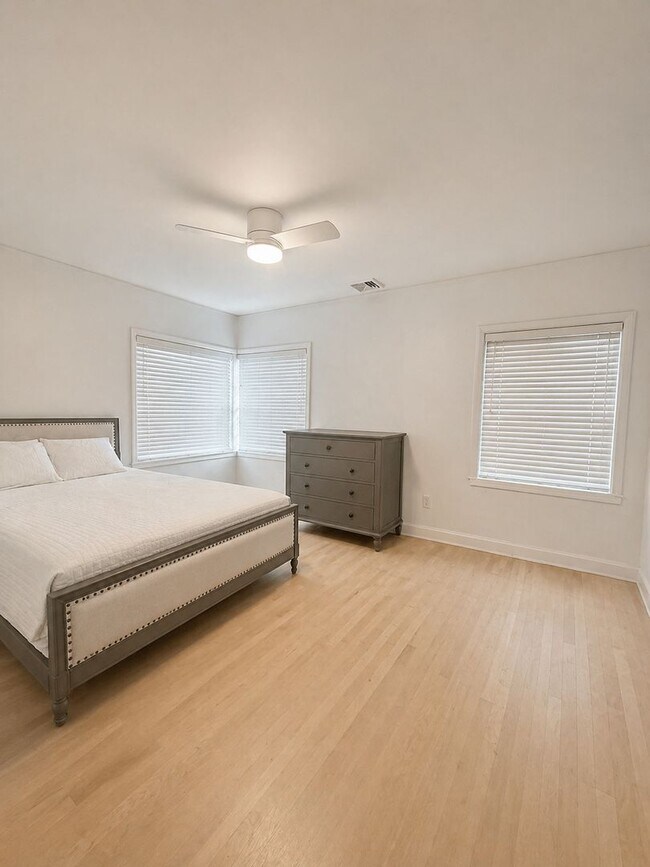 Building Photo - Adorable Home in Land Park Area of Sacramento