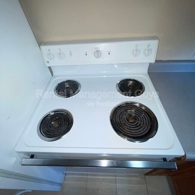 Building Photo - 3319 Longfellow Ave