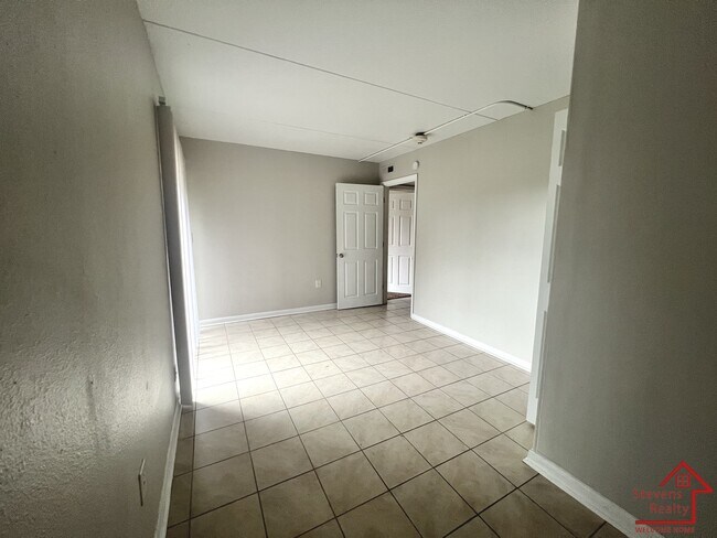 Building Photo - 915 S Seminole Dr