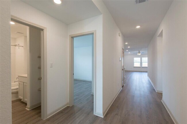 Building Photo - 132 Ft Clark Spgs Dr