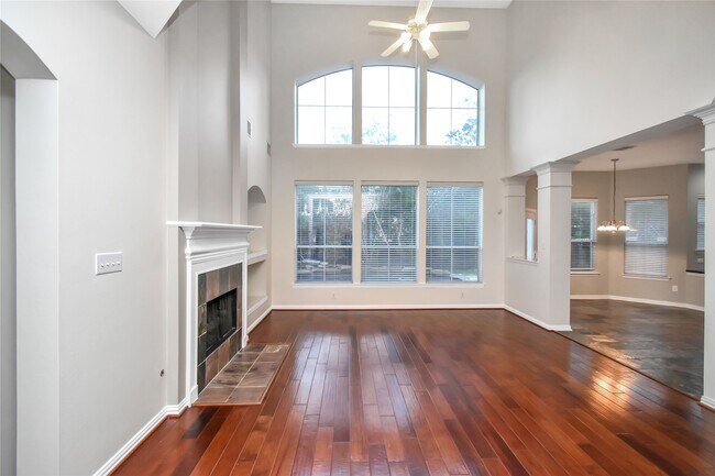 Building Photo - 10 E Artist Grove Cir