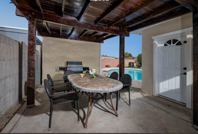 Building Photo - Beautiful Bungalow Home with Heated Pool on Golf Course