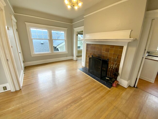 Building Photo - Unique Vintage 1 Bedroom 1 Bath Apartment ...