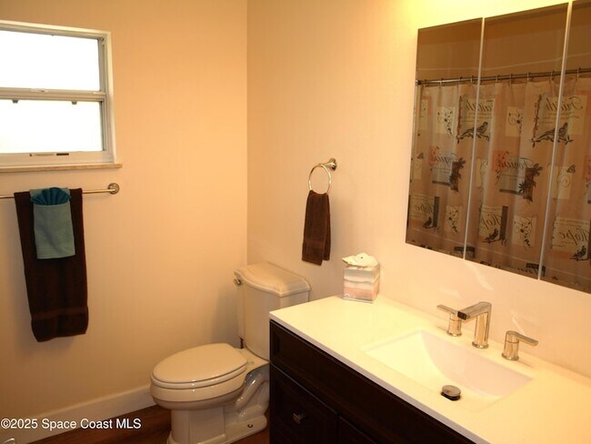 Building Photo - 4566 Serna Ave