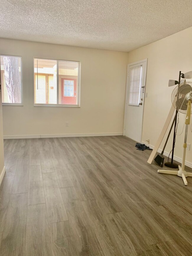 Building Photo - BEAUTIFUL One Bed on Madison Ave, Close to Campus! Corner Unit