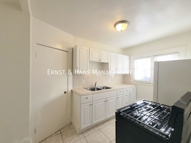 Building Photo - Charming 1 Bedroom Bungalow Apartment in C...