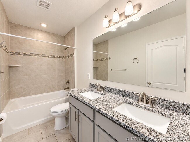 Building Photo - 1025 SW Sarto Ln