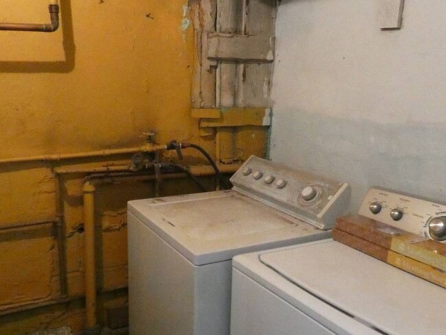 Building Photo - "Spacious 3-Bedroom Gem with Granite Accen...