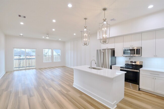 Building Photo - 421 E 41st St