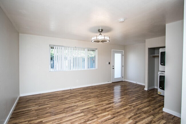 Building Photo - 402 S Beck Ave