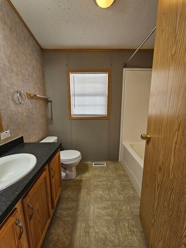 Building Photo - 6 Orchard Grv