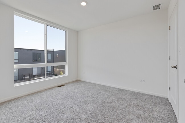 Building Photo - 1262 Lakepointe Dr