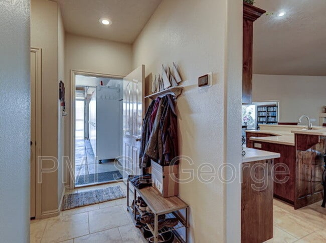 Building Photo - 621 Rolling Hills Dr