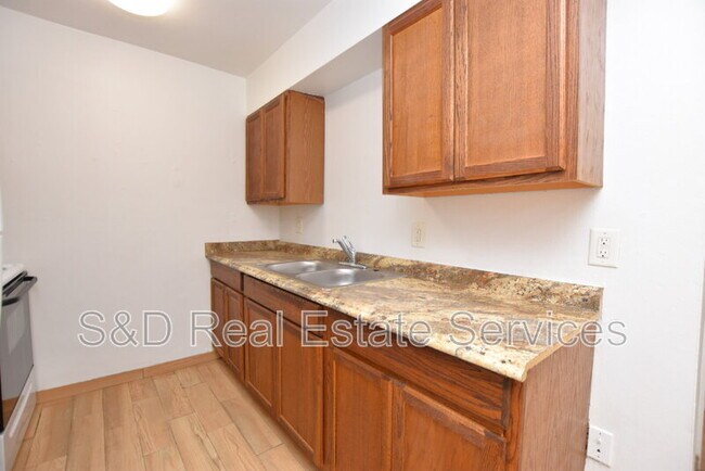 Building Photo - 613 Robin Rd