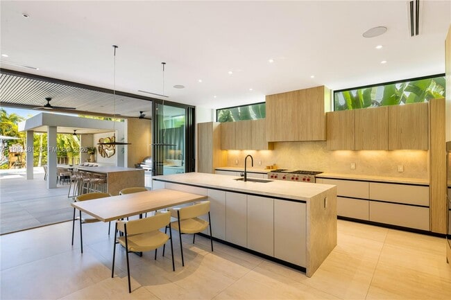 Building Photo - 707 NE 77th St