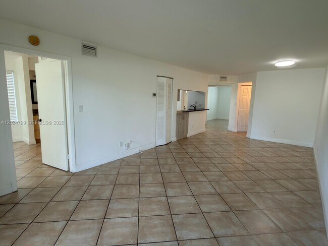 Building Photo - 1025 Coral Club Dr